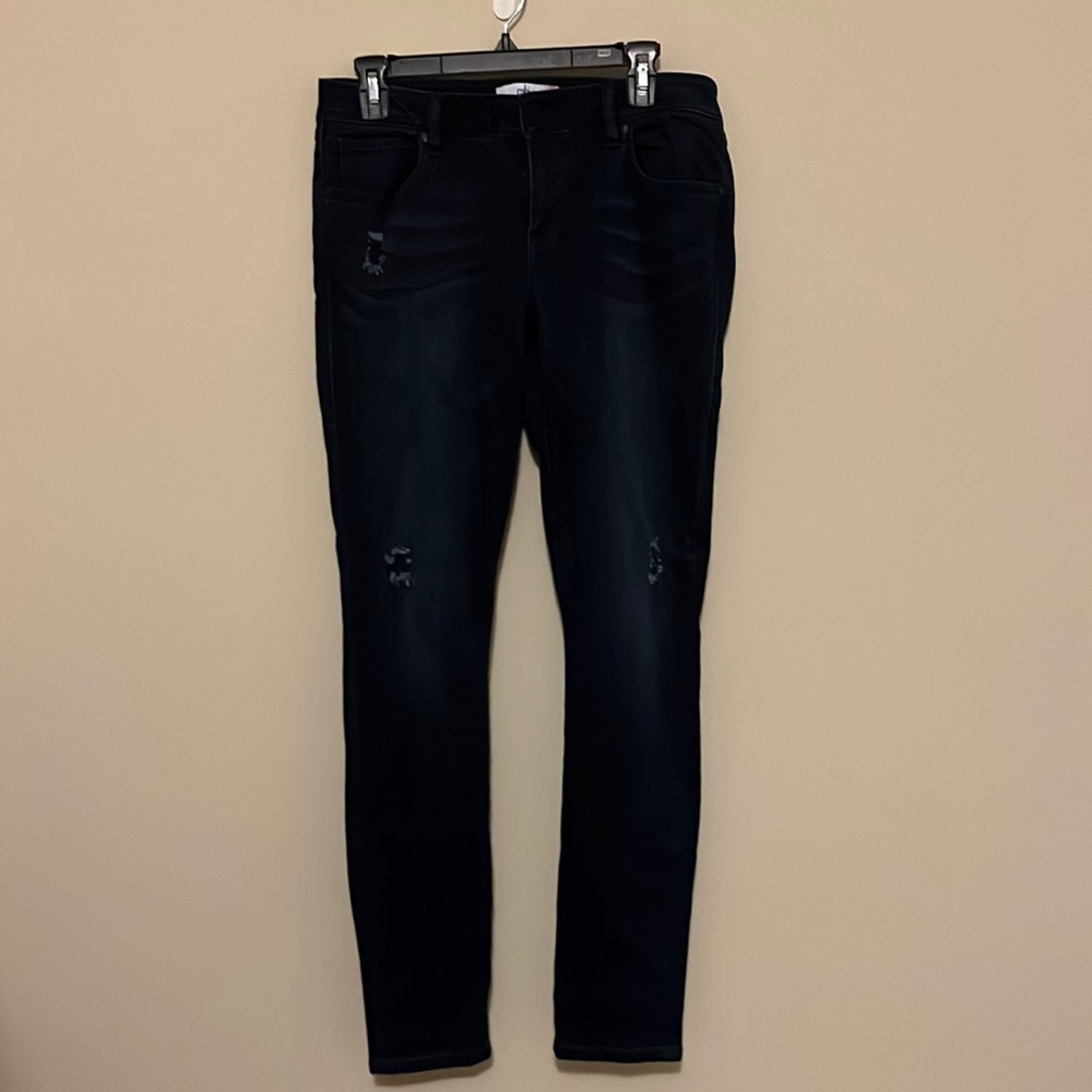 Size 8 dark wash Cabi skinny jeans with small rips